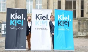 Oberbürgermeister Kämpfer und Herr Boy vor Rollups mit dem neuen Kiel-Logo