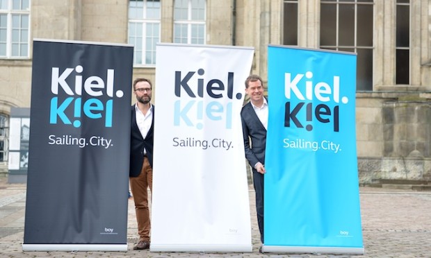 Oberbürgermeister Kämpfer und Herr Boy vor Rollups mit dem neuen Kiel-Logo