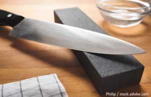 Messer auf Schleifstein symbolisiert das Thema "Markenprofil schärfen“